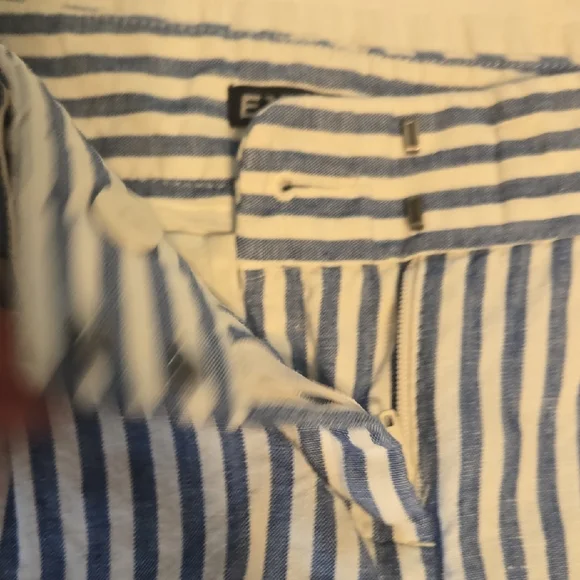 💥Express Blue and White Striped Shorts - Picture 4 of 5